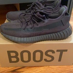 Sporty black Yeezy‘s 350